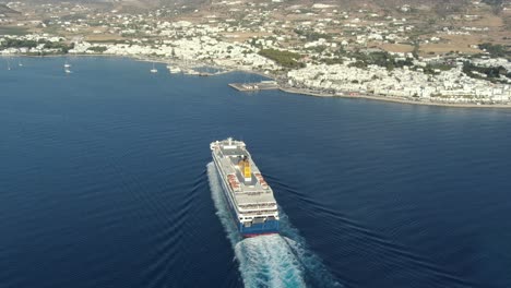 droneshot del puerto de paros parikia con un ferry en grecia