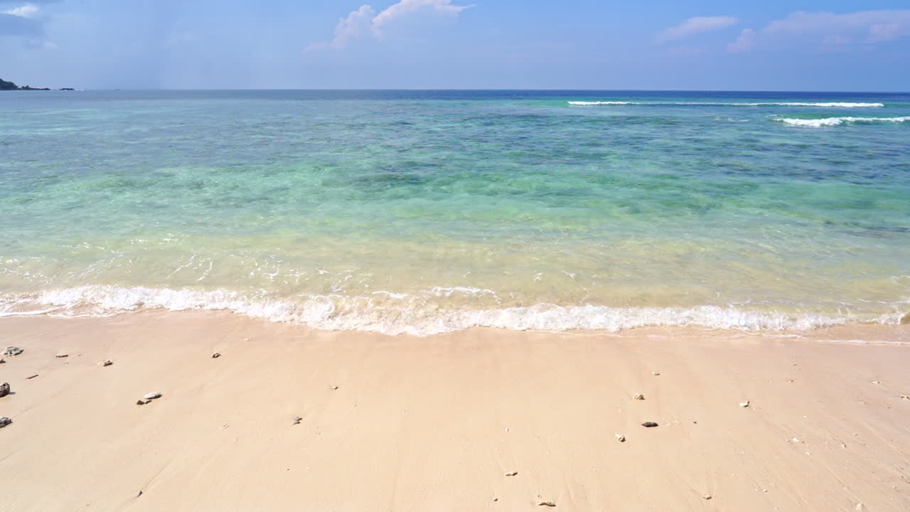 열대 낙원, 백사장, 청록색 바다, 스카이라인의 푸른 하늘, 풀 프레임 정적 샷