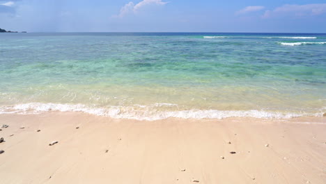 Paraíso-Tropical,-Playa-De-Arena-Blanca,-Mar-Turquesa-Y-Cielo-Azul-En-El-Horizonte,-Tiro-Estático-De-Fotograma-Completo