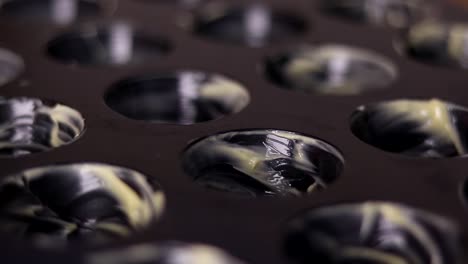 enfoque cercano tirón de la sartén de muffins untado con mantequilla