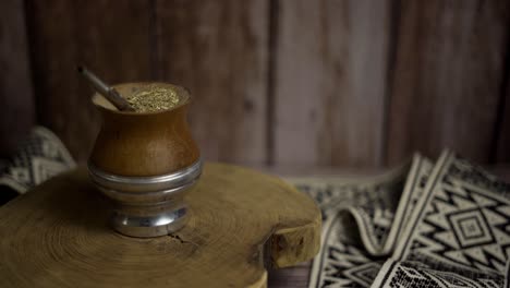 close up of mate rotating on a piece of trunk