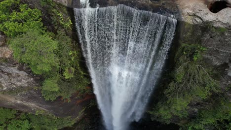 Cataratas-De-Belmore,-Australia,-Drone-Hacia-Abajo,-Cacerola-De-Cataratas-Y-Piscina-Debajo