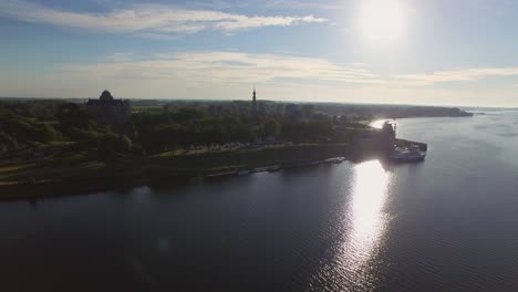 Antena:-Los-Alrededores-Y-La-Ciudad-Historico-turistica-De-Veere,-Holanda