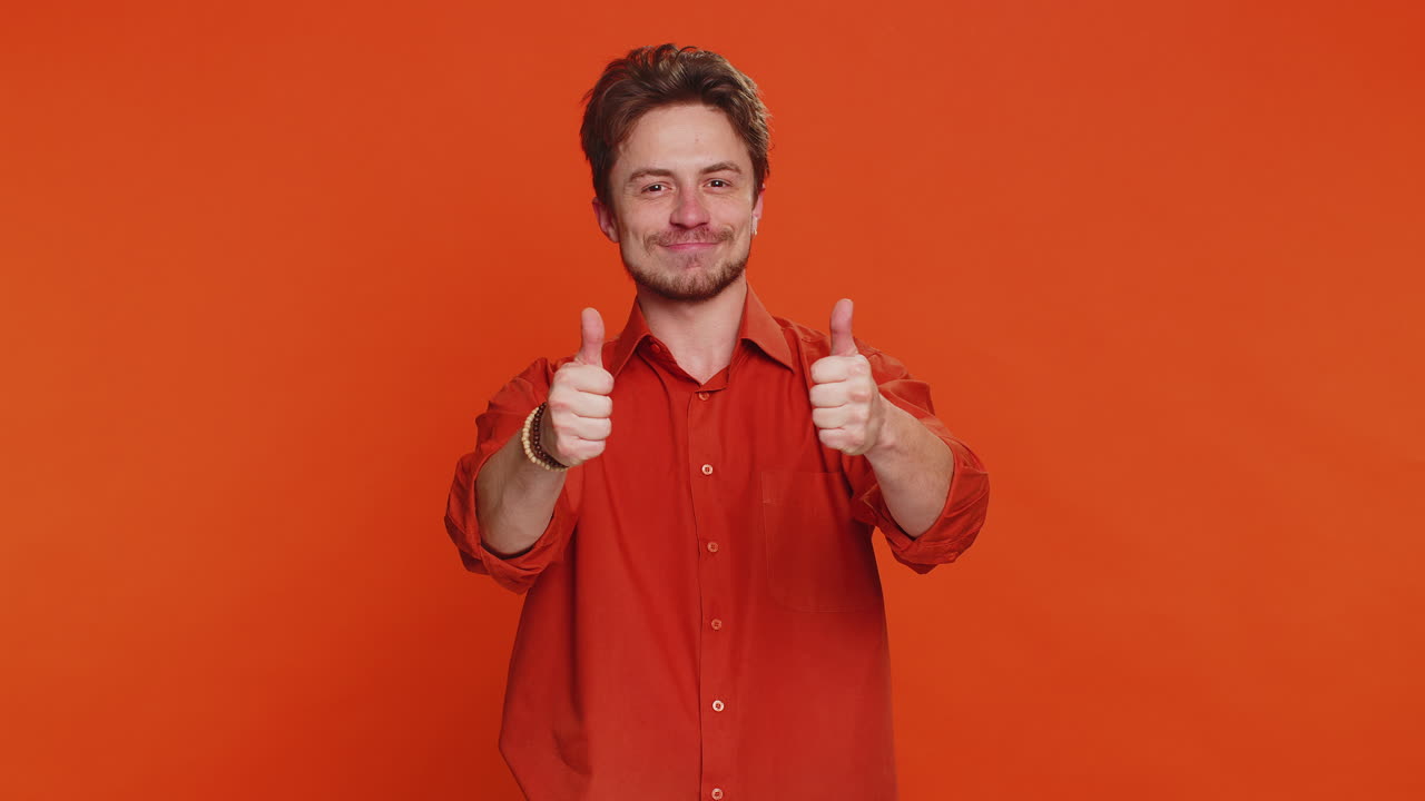 el hombre caucásico levanta el pulgar, está de acuerdo, da una respuesta positiva, recomienda el anuncio, le gusta, buena idea.