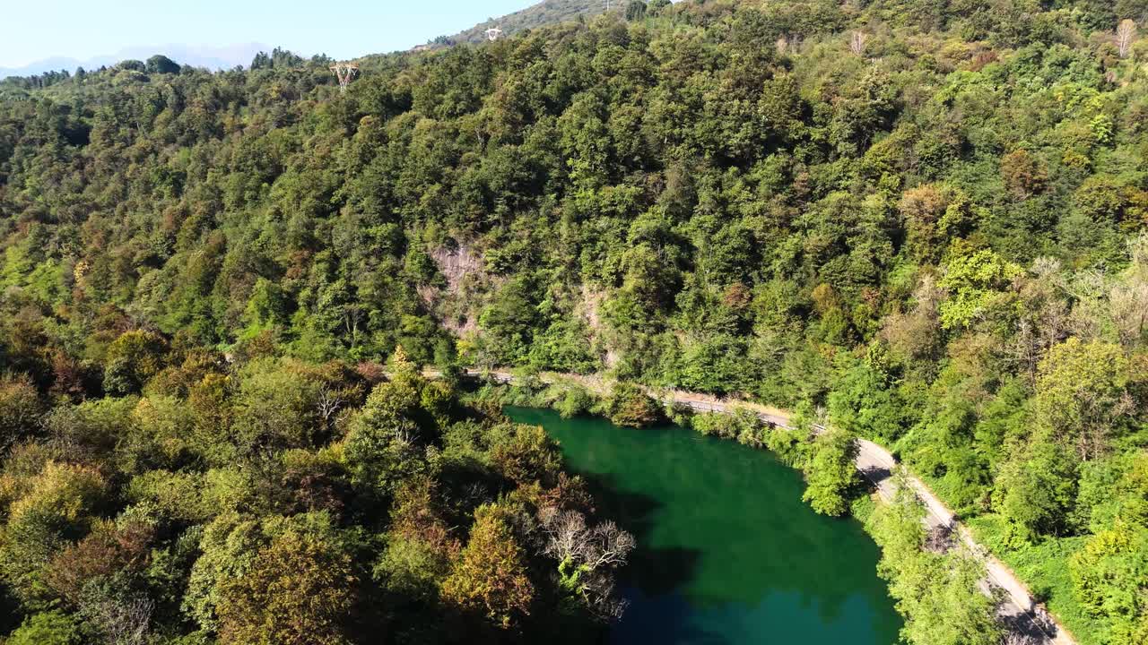 Vista aerea con drone del fiume Tresa, bella giornata estiva, Italia