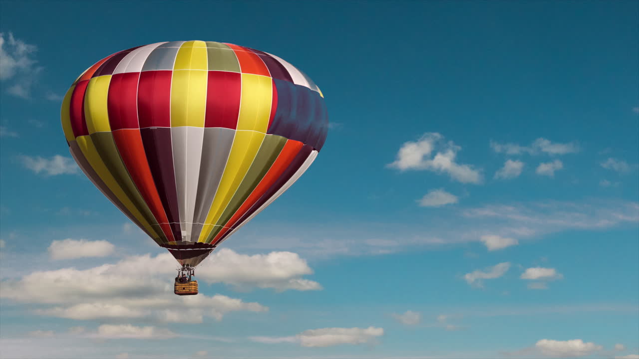 Mongolfiera che vola alta nel cielo, aerostato colorato, viaggio, volo, trasporto, aeromobile, effetto di sostituzione del cielo