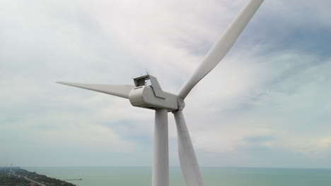 Großer-Rotor,-Elektrischer-Windgenerator,-Moderne-Technologie-Für-Erneuerbare-Energien,-Kinetische-Energie-Des-Windes