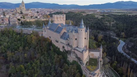 Altes-Schloss-Am-Herbsttag-Bei-Sonnenuntergang