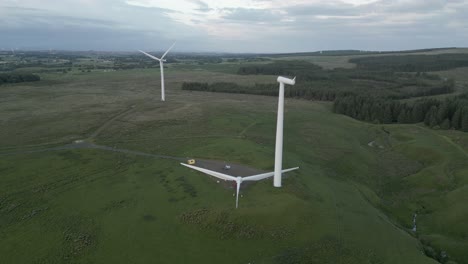 Statische-Luftaufnahme-Einer-Breiten-Whitelee-Windpark-Turbine,-Die-Auf-Sanften-Hügeln-In-Schottland-Installiert-Wird