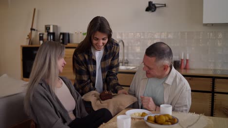 familia disfrutando de una comida juntos