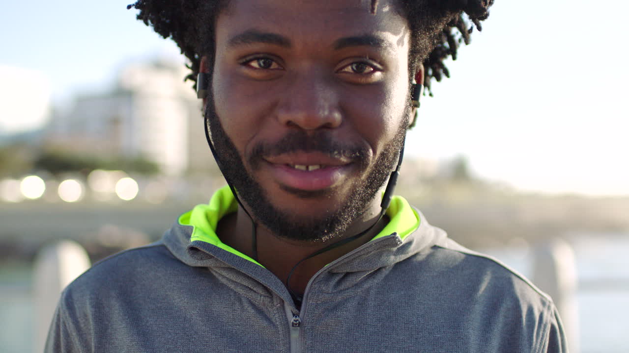 Retrato de primer plano de un atleta negro feliz
