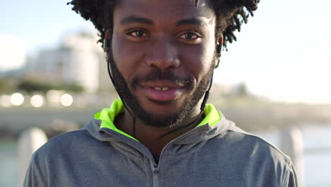 retrato en primer plano de un feliz atleta negro