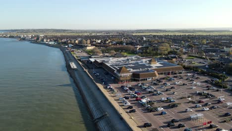 Drohnenansicht-Des-Tesco-Supermarktes-In-Sheerness,-Kent,-Großbritannien