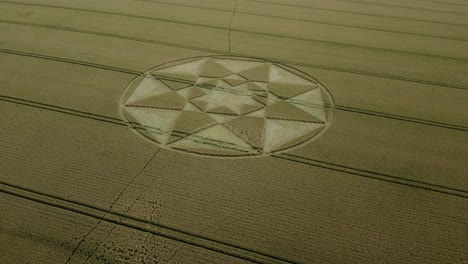 Micheldever-Crop-Circle-2023-Vista-Aérea-Que-Establece-Una-Toma-A-Través-Del-Campo-De-Trigo-Y-El-Campo-De-Hampshire