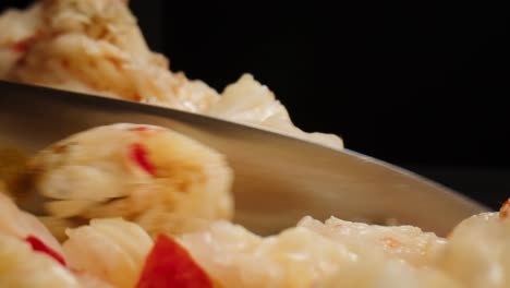 primer plano de la textura fermentado repollo picante kimchi con en lata. preservación de verduras en frascos de vidrio. fermentación conservado repollo kimchi con especias macro. cocina asiática. imágenes de alta calidad 4k