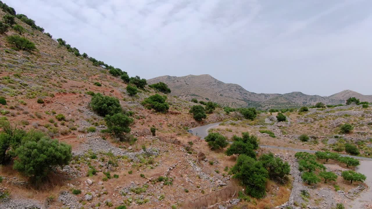 Vista aerea frontale dell'isola rurale di Creta con montagne e alberi.