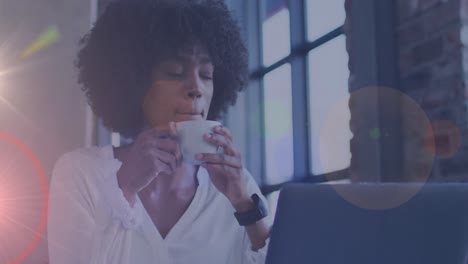 Video-De-Luces-Sobre-Una-Mujer-Birracial-Sentada-En-Un-Restaurante.