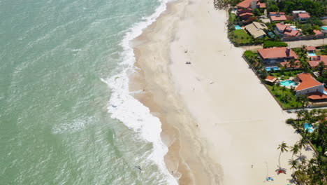 Vista-Aérea-Del-Mar,-Las-Olas-Y-La-Ciudad-Alrededor,-Cumbuco,-Ceará,-Brasil