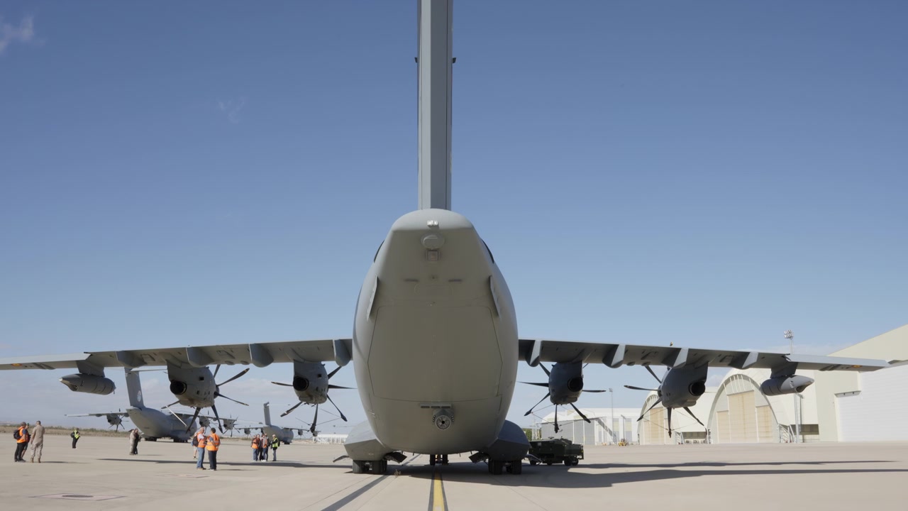 Vista posteriore dell'aereo da trasporto militare Airbus A400M presso la base aerea di Saragozza