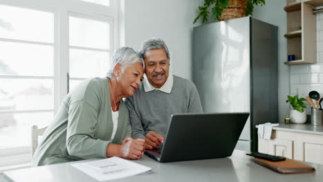 amor, computadora portátil y pareja de alto nivel en la cocina