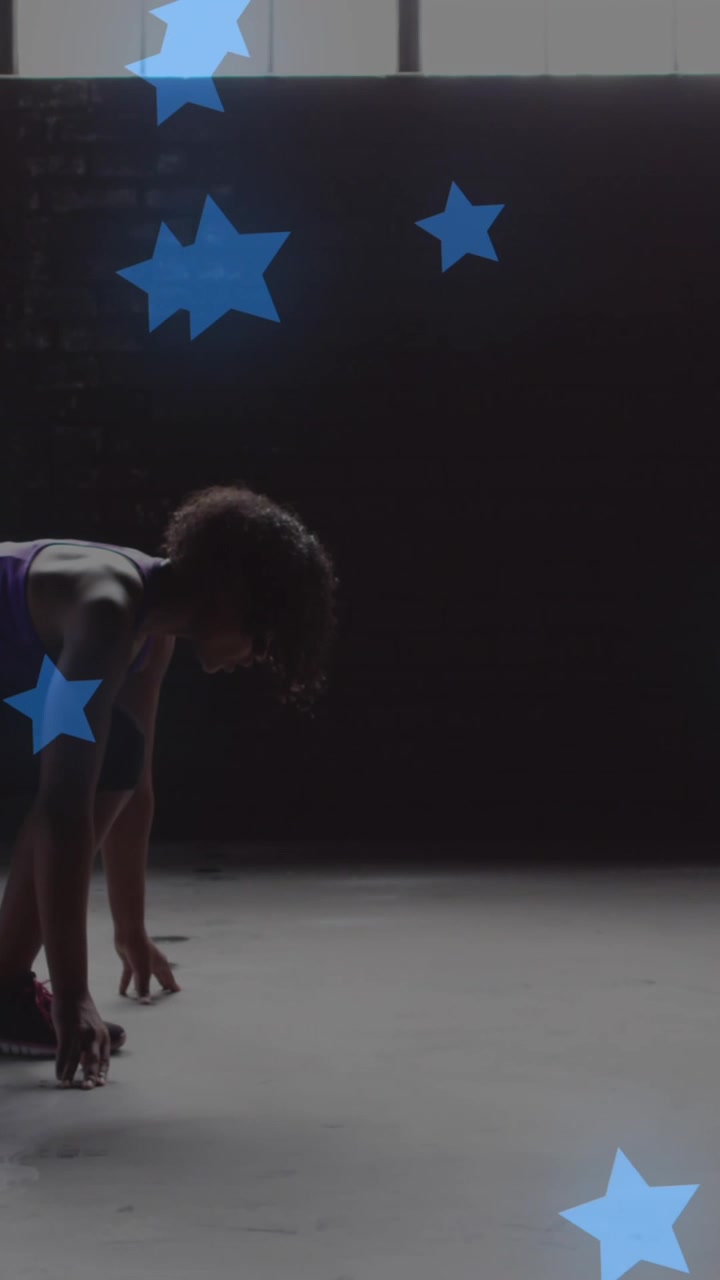 Molteplici stelle blu fluttuanti su una donna afroamericana in posizione di partenza, pronta a correre