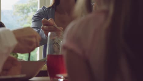 la familia comiendo juntos