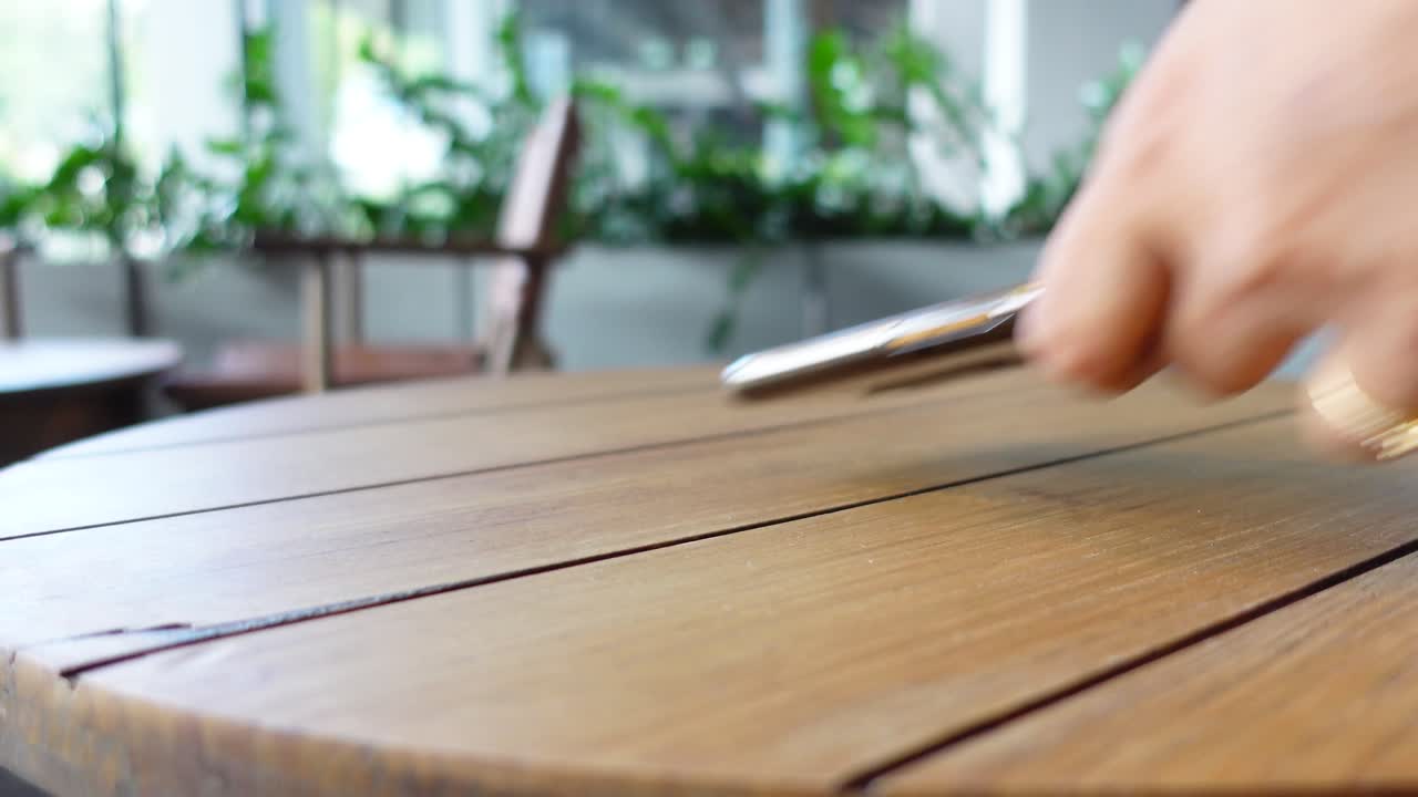 카페 의 나무 테이블 에 있는 스마트폰