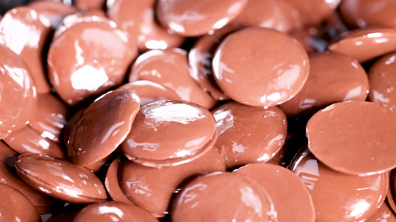 초콜릿 디스크가 함께 움직이고 녹습니다.