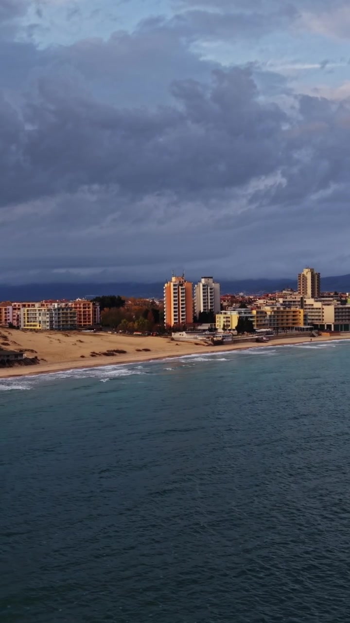 Splendida vista aerea della costa vicino a Burgas, Bulgaria, al tramonto