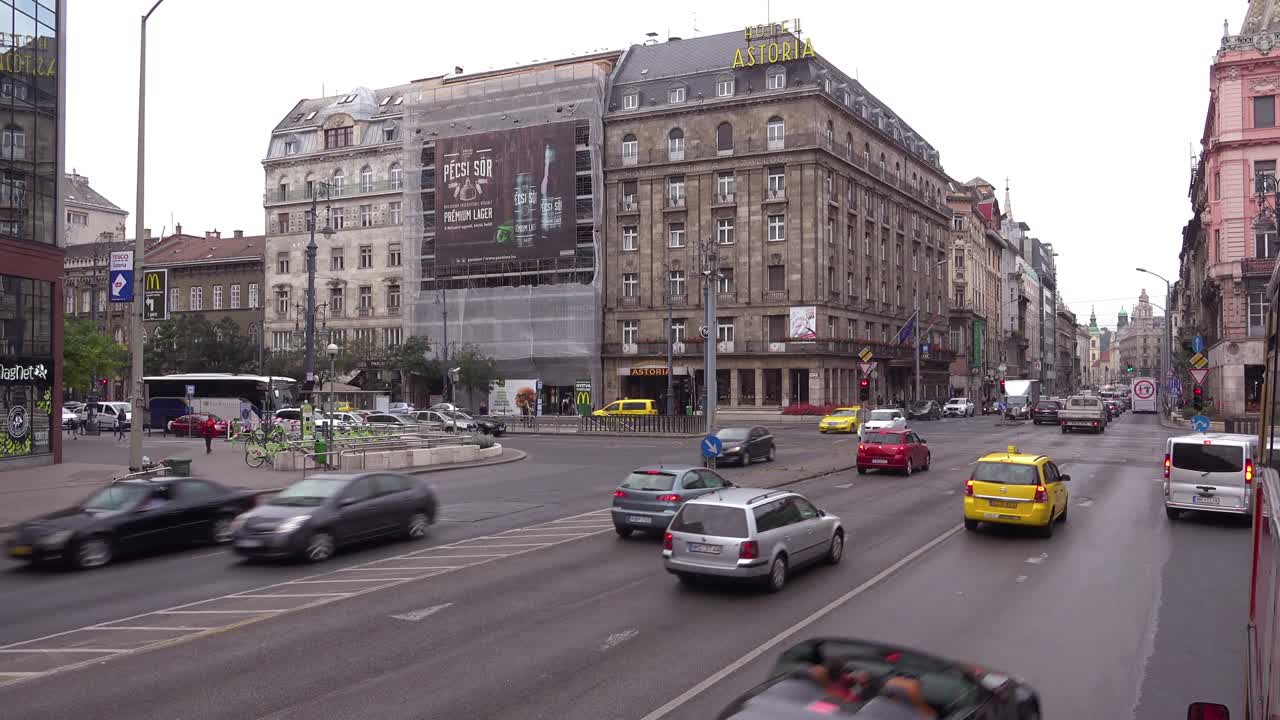 оживленная городская улица с движением в центре будапешта венгрия