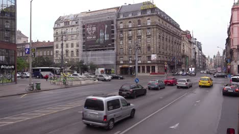 una concurrida calle de la ciudad con tráfico en el centro de budapest, hungría