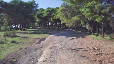 Carretera-De-Montaña-Sin-Asfaltar.-Camino-De-Tierra.-Paisaje-De-Viaje