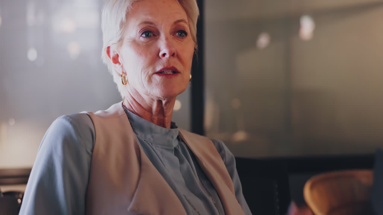 Affari, donna senior e leader che conversano