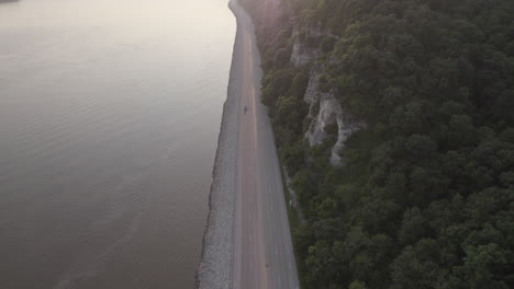 Imágenes-De-Drones-De-Un-Jeep-Conduciendo-Por-La-Carretera-Del-Río-Entre-Alton-Y-Drafton,-Illinois