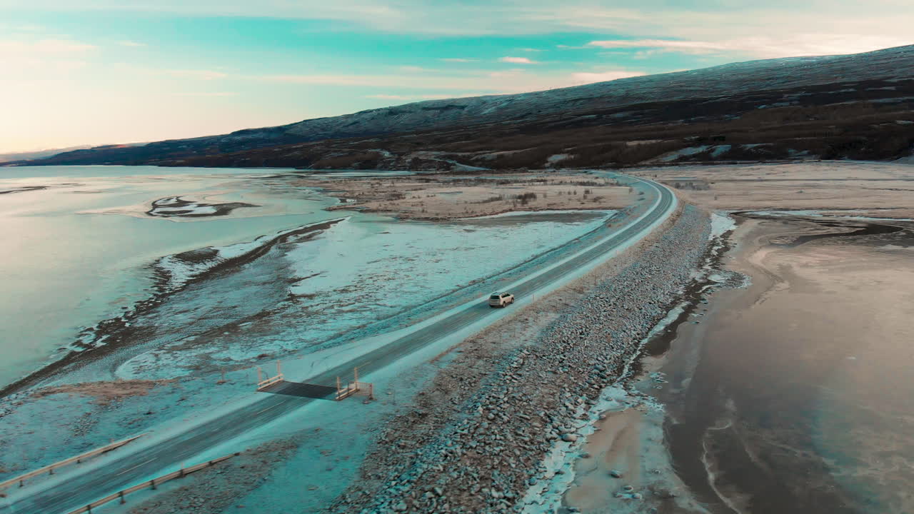 lagarfljót 다리를 가로 질러 여행하는 차량, 차가운 얼어 붙은 강 공중 궤도보기를 건너는 동쪽 아이슬란드