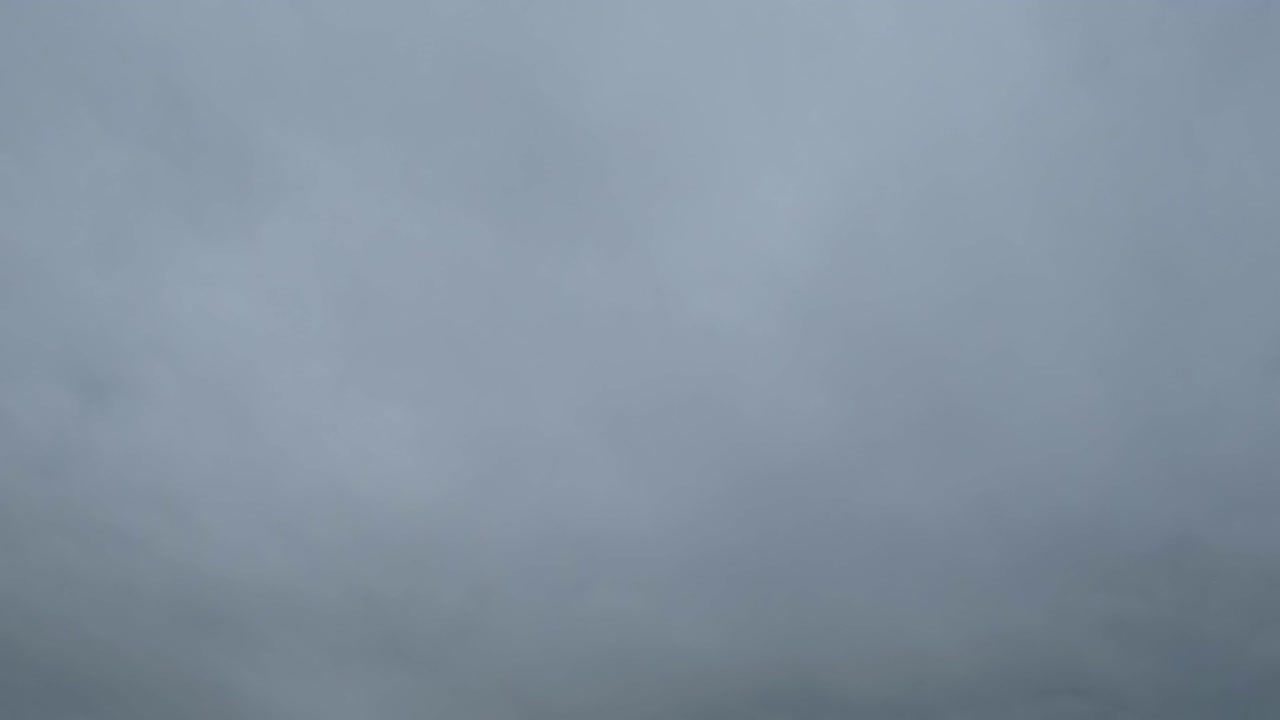 회색 비 구름이 하늘에서 움직이고 있습니다.