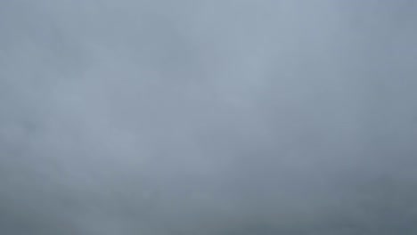 las nubes de lluvia grises se mueven en el cielo.