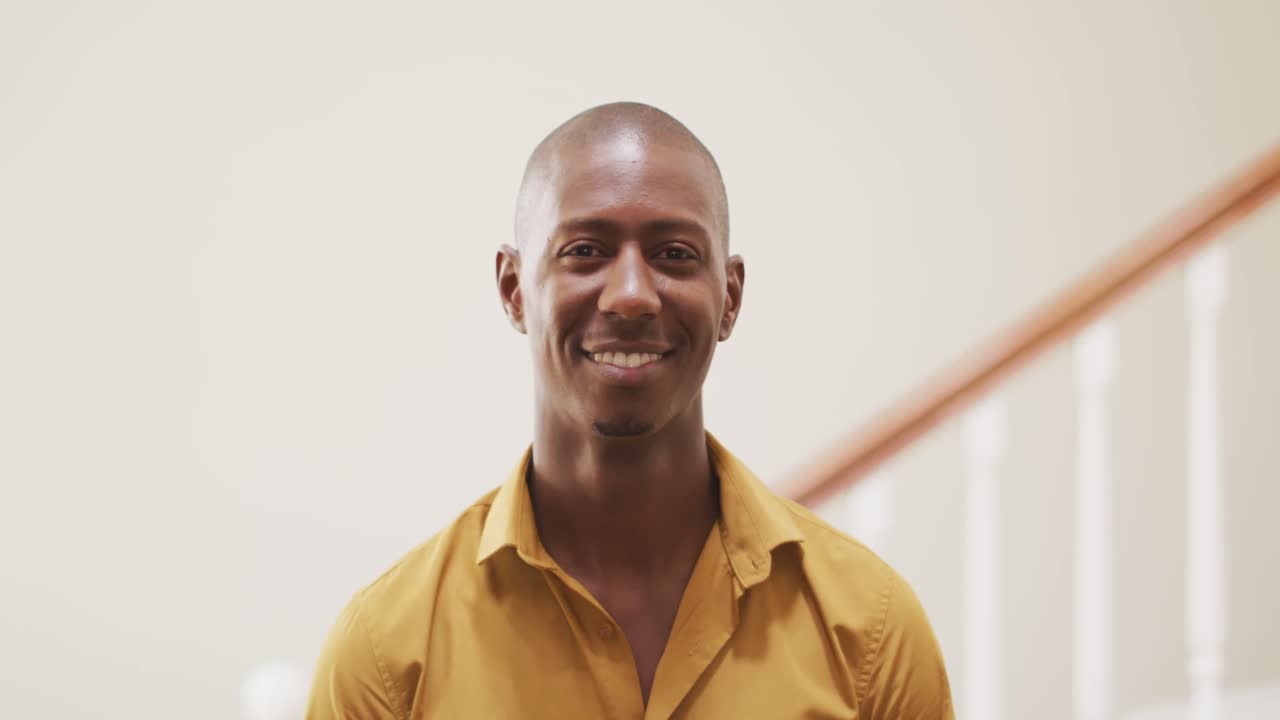 joven sonriendo en su casa