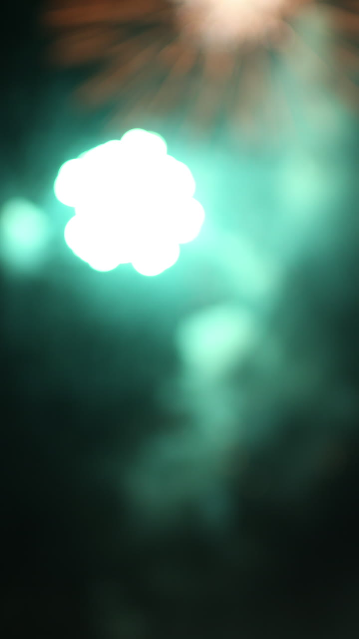 exhibición de fuegos artificiales sobre el horizonte de barcelona vídeo en formato vertical