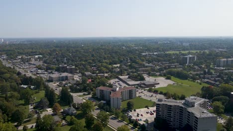 Vista-Desde-Un-Dron-De-Un-Suburbio-Del-Centro-De-Londres-En-Un-Día-Brumoso