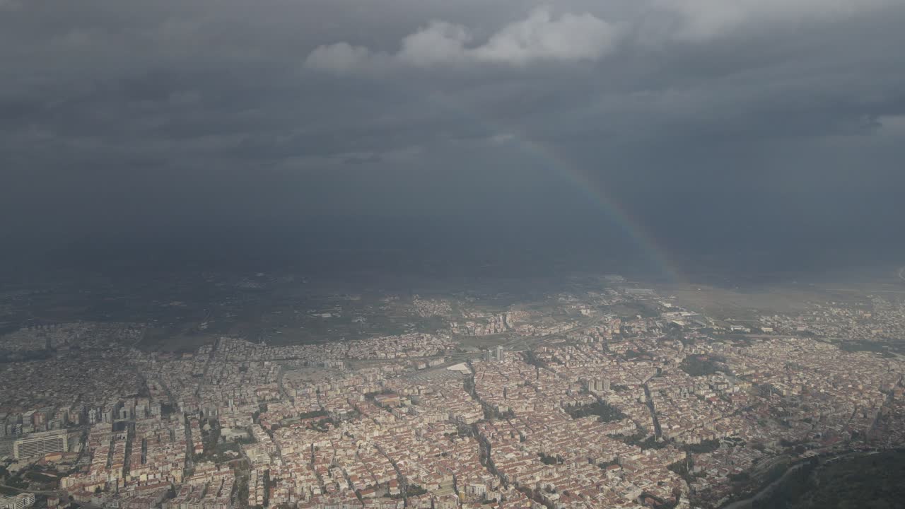 arco iris sobre la ciudad de manisa