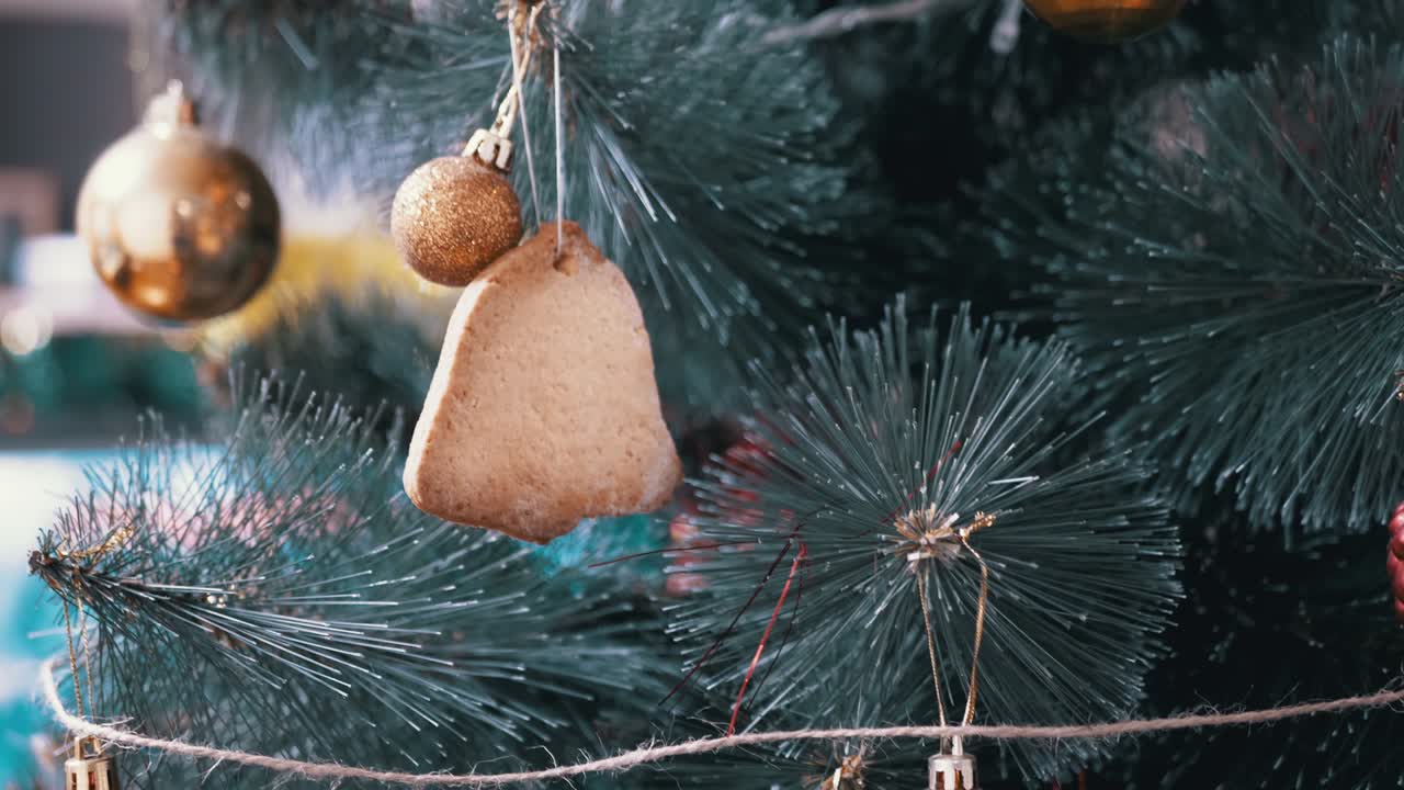 노란색, 빨간색 유리 공, 가지에 생강 으로 장식 된 크리스마스 트리
