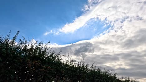 el lapso de tiempo de las nubes sobre birmingham, inglaterra
