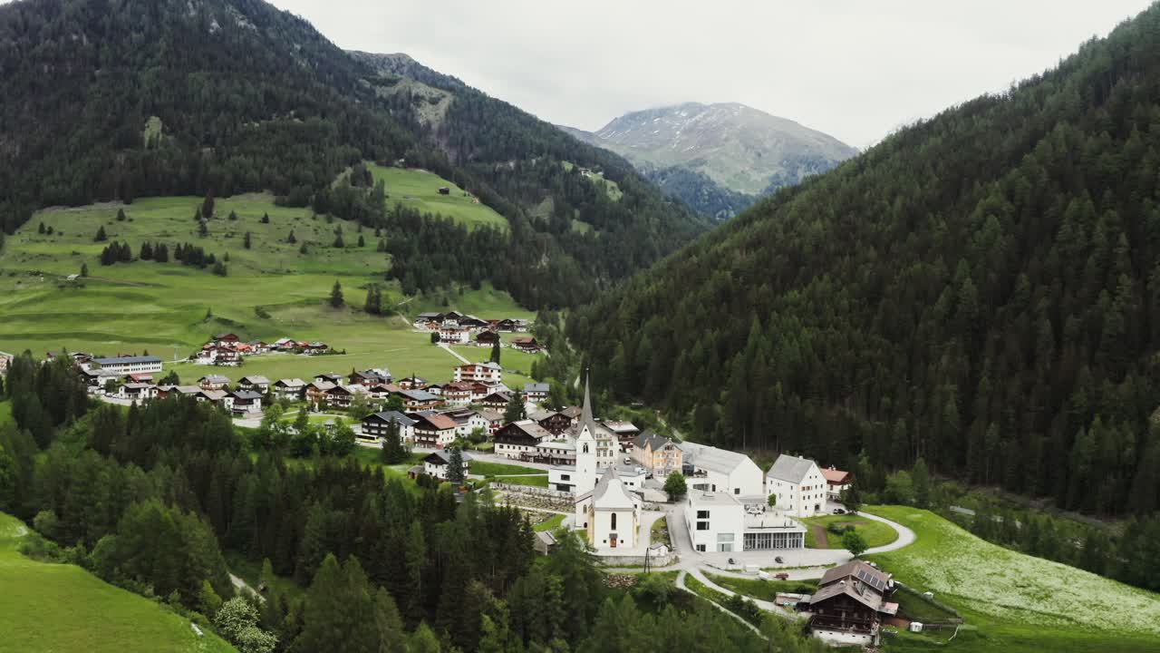 Villaggio alpino annidato in una valle