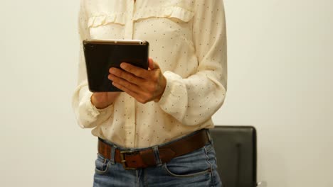 mujer de negocios usando tableta digital en la oficina 4k