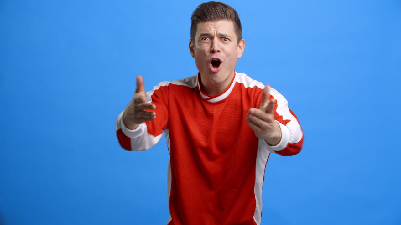 실망한 스포츠 팬의 스튜디오 촬영 느린 동작으로 촬영