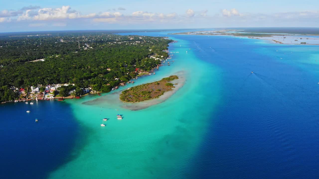 laguna de siete colores en bacalar con aguas turquesas tropicales, vacaciones paradisíacas en méxico desde una toma aérea de un drone