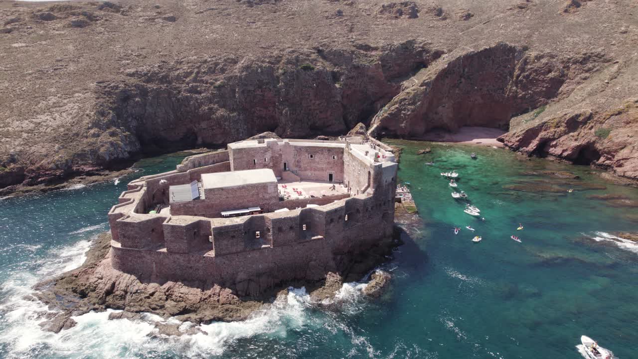 베를렌가스 요새의 낮은 각도 공중  ⁇ 도, 투르코이스 물 위