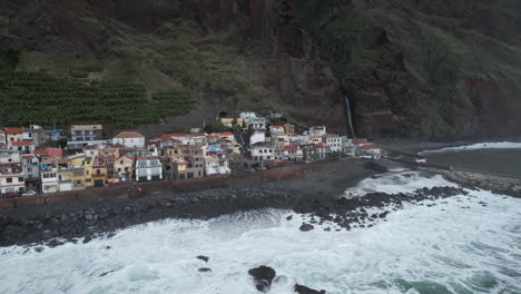 toma aérea sobre la ciudad de paul do mar y donde se puede ver la hermosa cascada y las casas en la costa