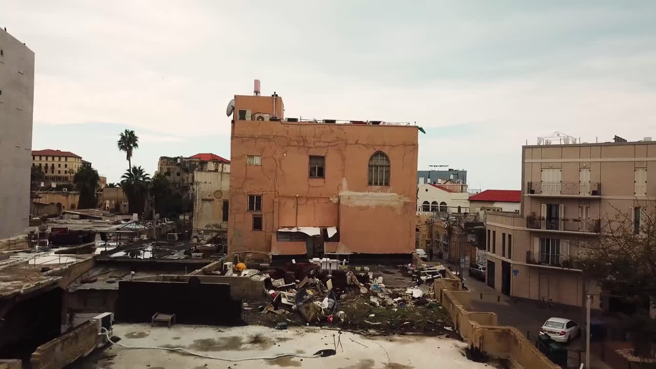Ripresa panoramica di tetti fatiscenti a Giaffa, Israele, con edifici degradati e degrado urbano, circa marzo 2019